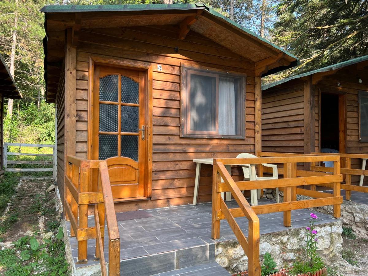Bujtina Uji I Panjes, Log Cabins Dukat Bagian luar foto